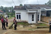 KBO Sat Samapta Polres Tanggamus, Ipda Agung Irawan saat memimpin patroli rumah kosong, Kamis April 2025 | Dok. Istimewa.