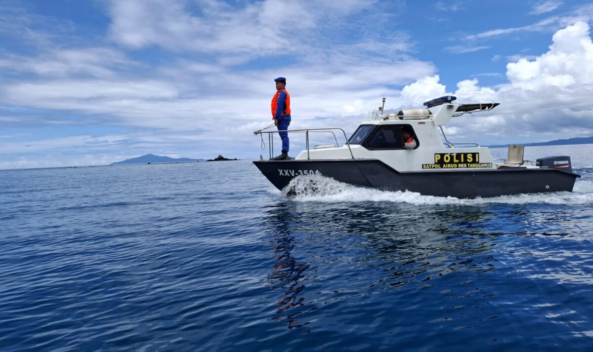 Anggota Satpolairud Polres Tanggamus saat patroli menggunakan kapal di perairan Batu Balai, Limau, Tanggamus, Kamis 3 April 2025 | Herman/Media Prioritastv.com.