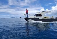 Anggota Satpolairud Polres Tanggamus saat patroli menggunakan kapal di perairan Batu Balai, Limau, Tanggamus, Kamis 3 April 2025 | Herman/Media Prioritastv.com.