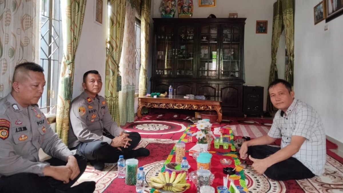 Ketua DPC Apdesi Tanggamus, Mirza YB saat menerima kunjungan Kapolsek Kota Agung Iptu Rudi Khisbiantoro, Kamis 3 April 2025 | Dok. Istimewa.