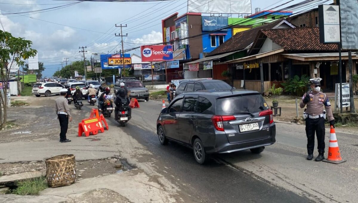 Anggota Sat Lantas Polres Pringsewu saat melakukan pengamanan arus balik di Jalinbar Pekon Sidoharjo, Pringsewu, Jumat 4 April 2025 | Dok. Humas Polres Pringsewu.