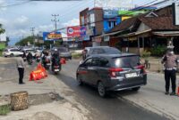 Anggota Sat Lantas Polres Pringsewu saat melakukan pengamanan arus balik di Jalinbar Pekon Sidoharjo, Pringsewu, Jumat 4 April 2025 | Dok. Humas Polres Pringsewu.