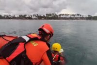 Tim SAR saat melakukan deteksi menggunakan alat pendeteksi bawah laut di perairan Pantai Mandiri, Krui, Pesisir Barat, Lampung, Sabtu 5 April 2025 | Dok. SAR Lampung.