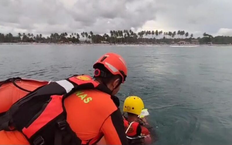 Tim SAR saat melakukan deteksi menggunakan alat pendeteksi bawah laut di perairan Pantai Mandiri, Krui, Pesisir Barat, Lampung, Sabtu 5 April 2025 | Dok. SAR Lampung.