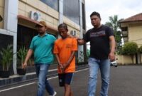 Tersangka MM saat digelang ke sel tahanan Polresta Bandar Lampung, Sabtu 5 April 2025 | Dok. Humas Polresta Bandar Lampung.