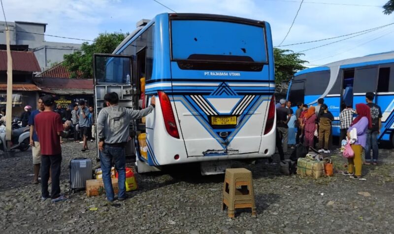 Kondisi penumpang bus di Terminal Kota Agung, Tanggamus, Minggu 6 April 2025 | Herdi/Media Prioritastv.com.