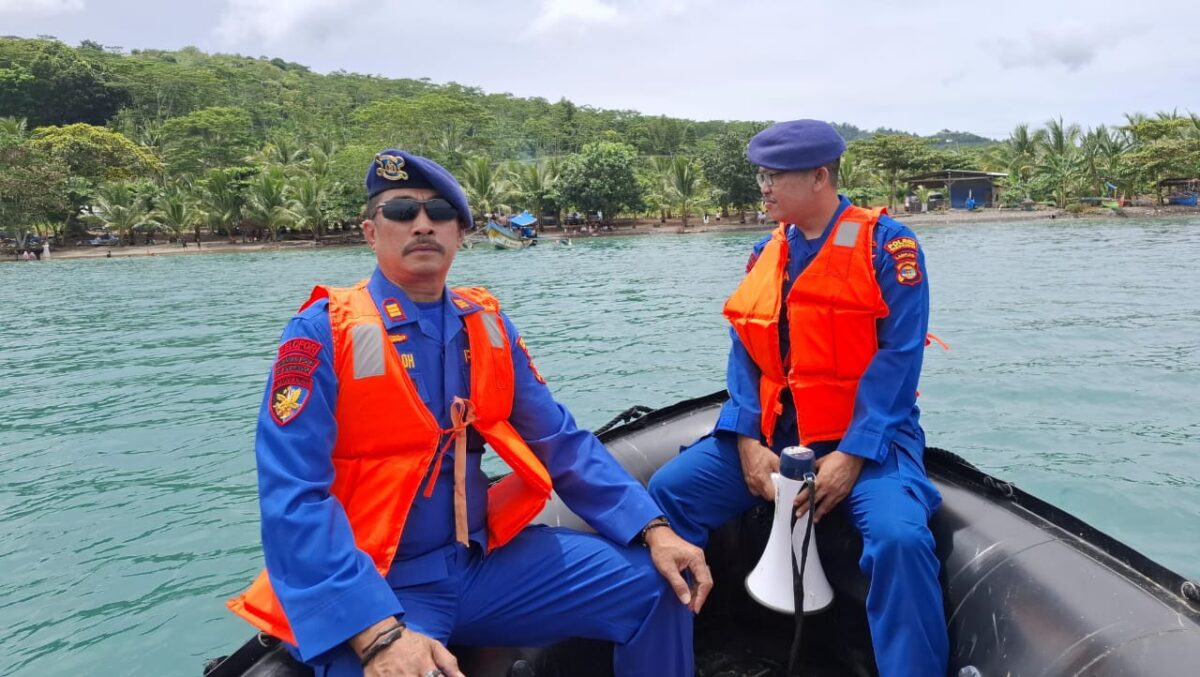 Kasat Polairud Polres Tanggamus AKP Hasbulloh saat patroli di pesisir Pantai wilayah Kota Agung Timur, Minggu 6 April 2025 | Herman/Media Prioritastv.com.