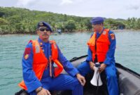 Kasat Polairud Polres Tanggamus AKP Hasbulloh saat patroli di pesisir Pantai wilayah Kota Agung Timur, Minggu 6 April 2025 | Herman/Media Prioritastv.com.