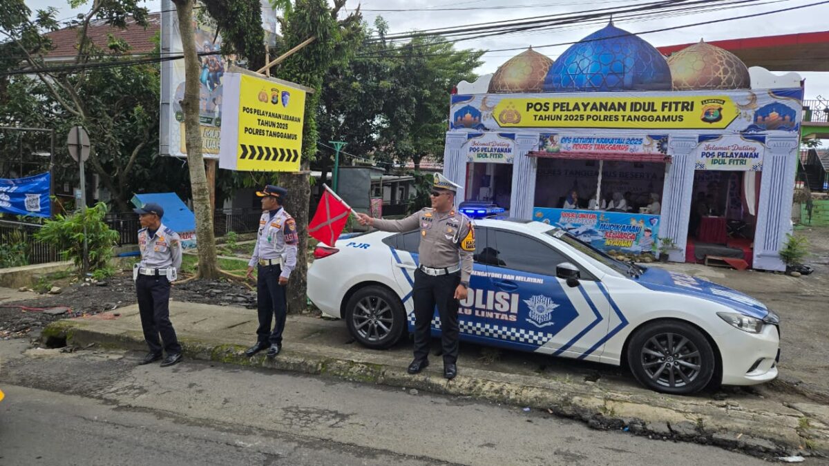Kasat Lantas Polres Tanggamus Iptu I Made Agus Dwi Dayana bersama personilnya dsn Dishub saat melakukan pemantauan arus balik di Pos Yan R9est Area Gisting, Minggu 6 Februari 2025 | Herdi/Media Prioritastv.com.