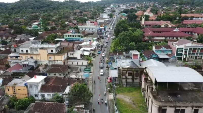 Pantauan Udara Arus Balik Pemudik yang melintasi Jalan Lintas Barat, Gisting, Sabtu 5 April 2025 | Media Prioritastv.com.