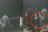 Kolase foto saat korban Aliyan digotong dalam karung putih hendak dibuang ke laut pada Sabtu 15 Maret 2025, malam | Dok. Istimewa.