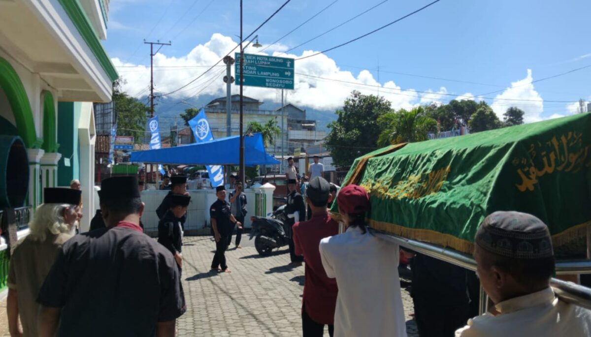 Jenazah Dimas saat akan dibawa ke pemakaman usai disholatkan di Masjid Al-Kausar, Kuripan, Kota Agung, Tanggamus, Senin 7 April 2025 | Herdi/Media Prioritastv.com.