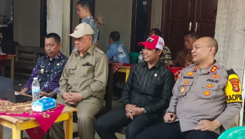 Kapolres Tanggamus AKBP Rivanda saat menghadiri acara Virtual dalam rangkaian panen raya padi di Bulok, Senin 7 April 2025 | Dok. Humas Polres Tanggamus.