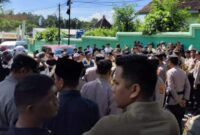 Para mahasiswa Universitas Malahayati melakukan aksi damai saat pihak kampus akan melakukan pelantikan Rektor baru, Senin 7 April 2025 | Dok. Ist.