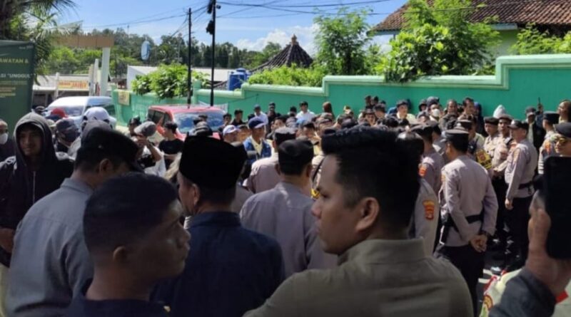 Para mahasiswa Universitas Malahayati melakukan aksi damai saat pihak kampus akan melakukan pelantikan Rektor baru, Senin 7 April 2025 | Dok. Ist.