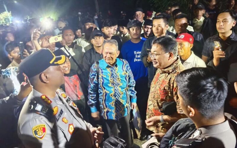 Pihak kepolisian saat berada di lokasi mengantisipasi konflik di Universitas Malahayati, Senin 7 April 2025 | Dok. Antara.