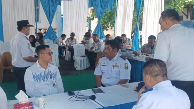 Foto bersama Stafsus Kementerian Perhubungan RI, Tedi Kurniawan saat menerima aspirasi Plt. Kadishub saat melakukan kunjungan ke Dishub Tanggamus, Selasa 9 April 2025 | Dok. Erwin.