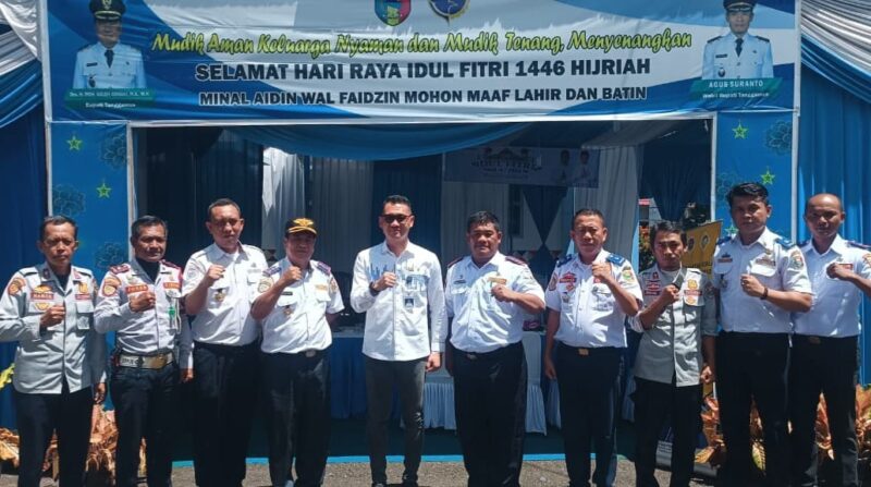 Foto bersama Stafsus Kementerian Perhubungan RI, Tedi Kurniawan di Pospam saat melakukan kunjungan ke Dishub Tanggamus, Selasa 9 April 2025 | Dok. Erwin.