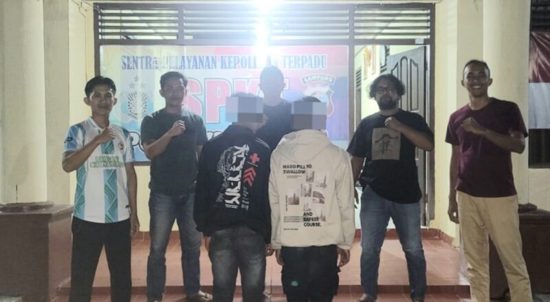 Kedua tersangka setelah ditangkap Polsek Banjit Way Kanan pada Selasa 18 April 2025 | Dok. Humas Polres Way Kanan.