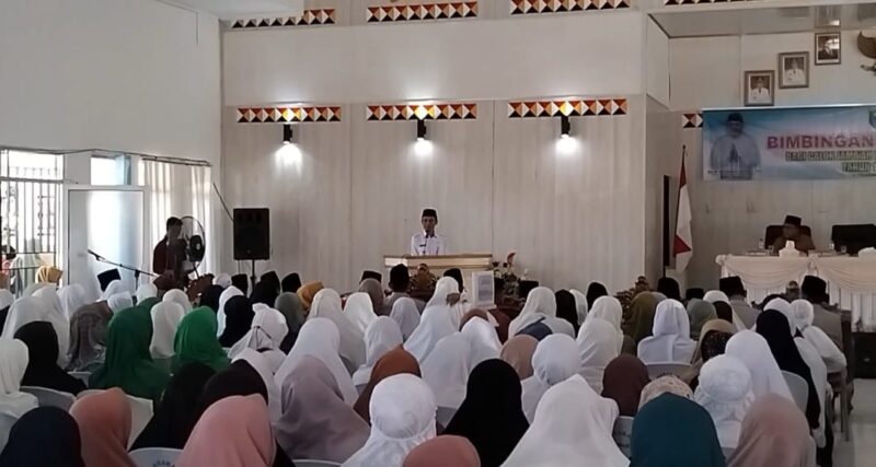 Wakil Bupati Tanggamus Agus Suranto saat membuka manasik haji di GSG Islamic Center Kota Agung, Rabu 9 April 2025 | Herdi/Media Prioritastv.com.
