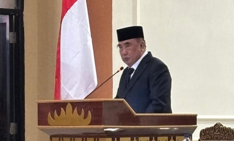 Bupati Tanggamus Moh. Saleh Asnawi saat mengucapkan selamat dalam sambutannya pada Paripurna DPRD setempat, Rabu 9 April 2025 | Herdi/Media Prioritastv.com.