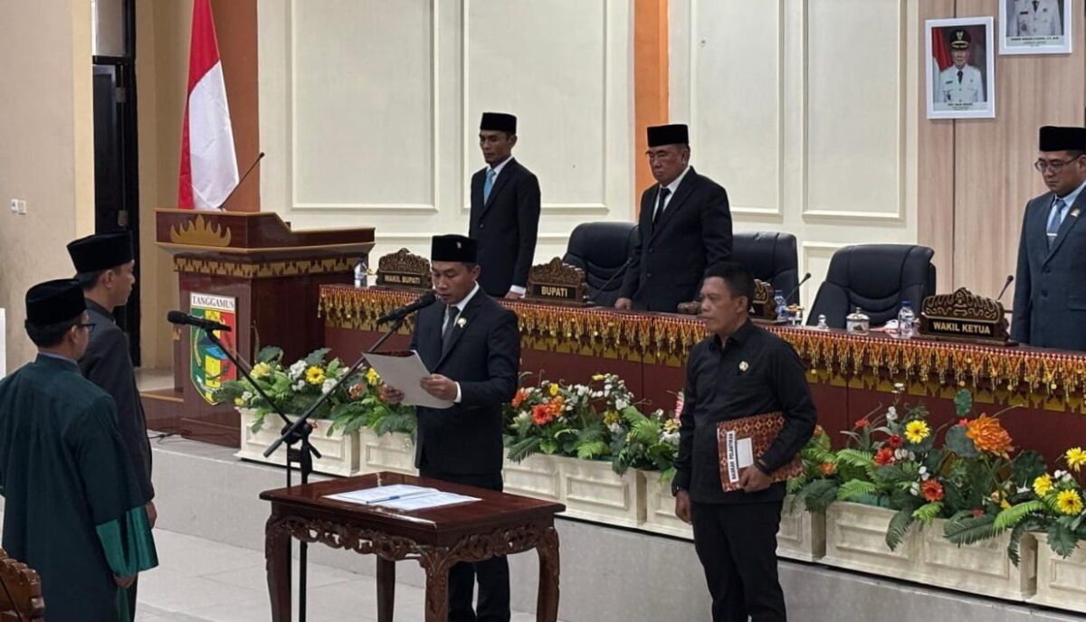 Jonartak Dinata asal Partai NasDem saat dilantik oleh Ketua DPRD Tanggamus, Rabu 9 April 2025 | Herdi/Media Prioritastv.com.