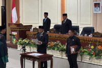 Jonartak Dinata asal Partai NasDem saat dilantik oleh Ketua DPRD Tanggamus, Rabu 9 April 2025 | Herdi/Media Prioritastv.com.