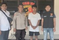 Tersangka M setalah ditangkap dan berada di Polsek Sekincau, Lampung Barat, Rabu 9 April 2025 | Dok. Humas Polres Lampung Barat.