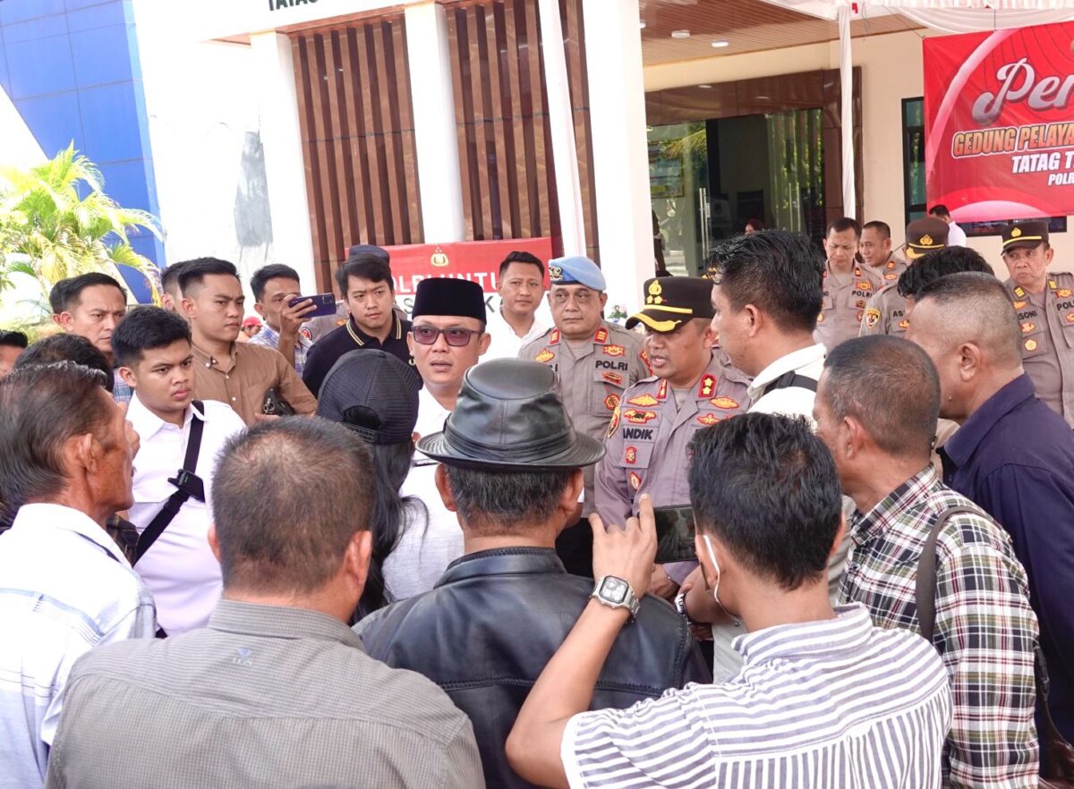 Masyarakat saat mendengar penjelasan Bupati Lampung Tengah Ardito dan Kapolres Lampung Tengah AKBP Andik Purnomo Sigit, Rabu 9 April 2025 |