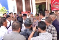 Masyarakat saat mendengar penjelasan Bupati Lampung Tengah Ardito dan Kapolres Lampung Tengah AKBP Andik Purnomo Sigit, Rabu 9 April 2025 |