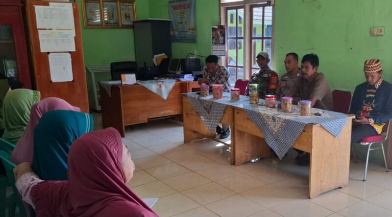 Para penerima BLT-DD Pekon Sidorejo, Kecamatan Sumberejo, Tanggamus, Kamis 10 April 2025 | Mustar Arifin/Media Prioritastv.com.