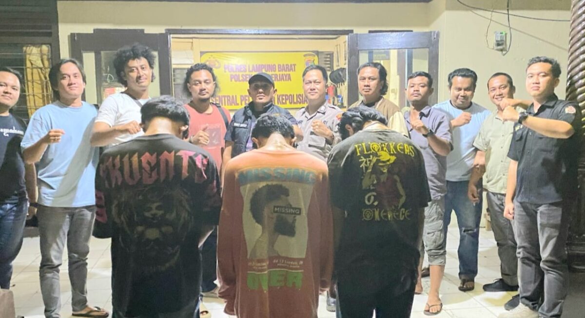 Ketiga tersangka yang berhasil ditangkap Polsek Sumberjaya sebelum dijebloskan ke sel tahanan, Kamis 10 April 2025 | Dok. Humas Polres Lampung Barat.