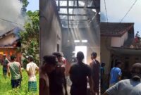 Kolase foto saat peristiwa kebakaran dan saat warga berusaha memadamkan api dengan alat seadanya, Rabu 9 April 2025 | Sungatno/Media Prioritastv.com.