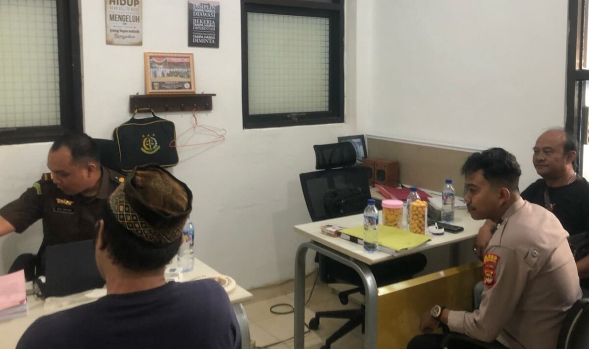 Tersangka Riki saat dilimpahkan ke Cabang Kejaksaan Negeri Tanggamus di Talang Padang, Rabu 9 April 2025 | Dok. Humas Polres Tanggamus.
