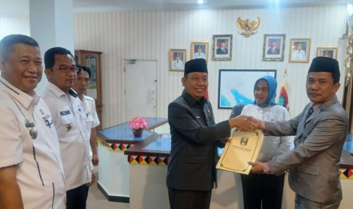 Penyerahan SK Plt. Inspektur kepada Alkat Alamsyah, Rabu 9 April 2025 | Dok. Istimewa.