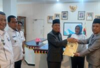 Penyerahan SK Plt. Inspektur kepada Alkat Alamsyah, Rabu 9 April 2025 | Dok. Istimewa.