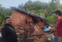 Gubuk warga yang dirusak gajah di Dusun Peninjauan, Pekon Bumi Hantatai, Kecamatan Bandar Negeri Suoh, Kabupaten Lampung Barat, pada Selasa 8 April 2025 sekitar pukul 18.00 WIB | Dok. Istimewa.