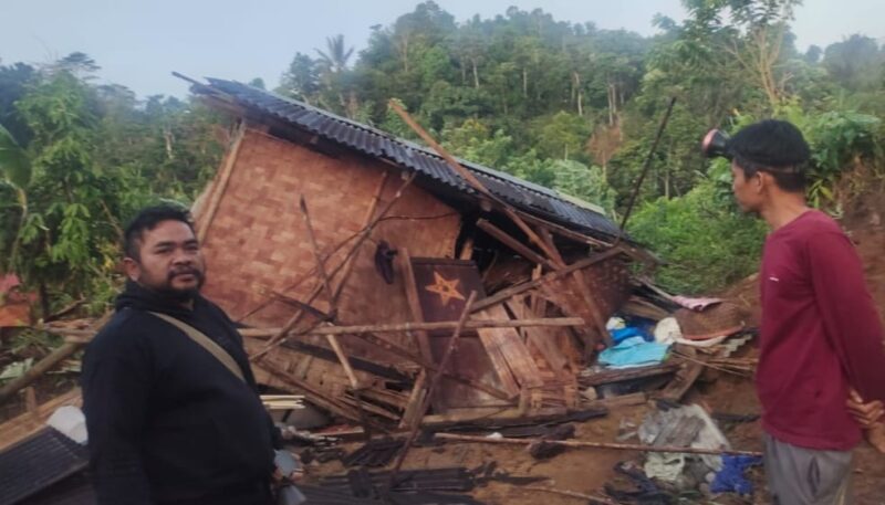 Gubuk warga yang dirusak gajah di Dusun Peninjauan, Pekon Bumi Hantatai, Kecamatan Bandar Negeri Suoh, Kabupaten Lampung Barat, pada Selasa 8 April 2025 sekitar pukul 18.00 WIB | Dok. Istimewa.