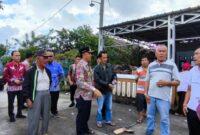 Bupati Lampung Barat, Parosil Mabsus saat berada di depan rumah warga yang terbakar di Pekon Gunung Sugih, Kecamatan Balik Bukit, pada Kamis 10 April 2025, siang.