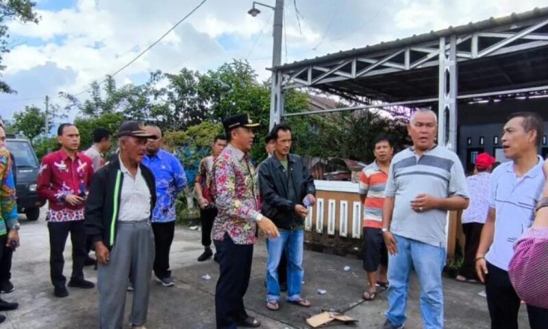 Bupati Lampung Barat, Parosil Mabsus saat berada di depan rumah warga yang terbakar di Pekon Gunung Sugih, Kecamatan Balik Bukit, pada Kamis 10 April 2025, siang.