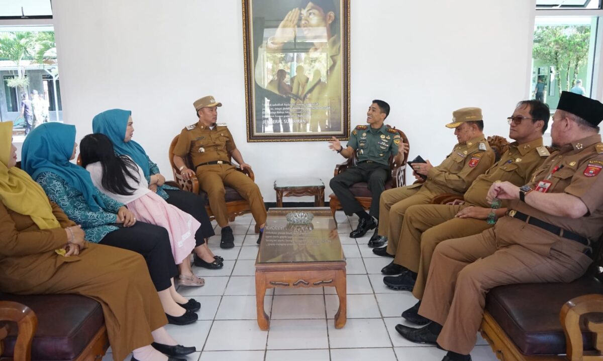 Bincang hangat Dandim Lampung Barat Letkol Inf. Rinto Wijaya bersama Bupati Parosil Mabsus dan jajarannya, Kamis 10 April 2025 | Dok. Kodim Lambar.