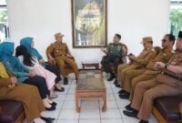 Bincang hangat Dandim Lampung Barat Letkol Inf. Rinto Wijaya bersama Bupati Parosil Mabsus dan jajarannya, Kamis 10 April 2025 | Dok. Kodim Lambar.