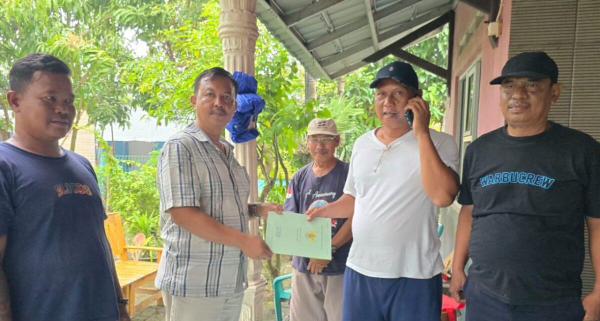 Ketua Granat Tanggamus, Provinsi Lampung Agus Ciek saat menyerahkan surat tanah yang dihibahkan untuk pembangunan mushola di Dusun Kedung Munudu, RT 09 RW 03, Desa Kutakarya, Kecamatan Kutawaluya, Kabupaten Karawang, Jawa Barat, Jumat 11 April 2025 | Dede Rusdi/Media Prioritastv.com.