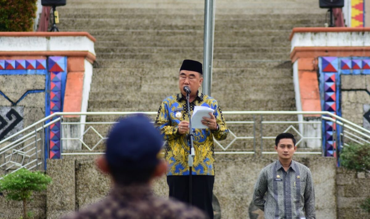 Bupati Tanggamus Moh Saleh Asnawi saat menyampaikan pesan tegas kepada ASN dalam apel perdana usai lebaran dan halalbihalal di Lapangan Pemkab setempat, Jum’at pagi 11 April 2025 | Herdi/Media Prioritastv.com.