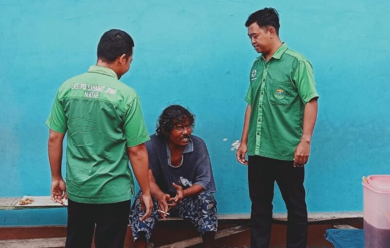 ODGJ Tanpa Identitas di TPI Kota Agung saat ditangkap tim Dinas Sosial Kabupaten Tanggamus saat santai merokok, Jumat 11 April 2025 | Herdi/Media Prioritastv.com.