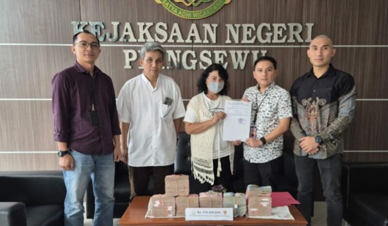 Penyetoran Terakhir oleh Saksi selaku Wajib Pajak dalam perkara Korupsi BHTB Waris Pringsewu
Jumat, 11 April 2025 | Dok. Kejari Pringsewu.