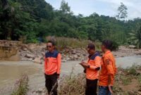 Tim BPBD Tanggamus saat melakukan assesment dan pecatatan kerusakan paska banjir di Sungai Pahabung, Pekon Sukabanjar, Kota Agung Timur, Minggu 13 April 2025 | Dok. BPBD Tanggamus.
