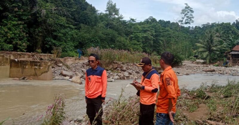 Tim BPBD Tanggamus saat melakukan assesment dan pecatatan kerusakan paska banjir di Sungai Pahabung, Pekon Sukabanjar, Kota Agung Timur, Minggu 13 April 2025 | Dok. BPBD Tanggamus.