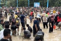 Ribuan warga yang tumpah ruah di area sawah Jalur Dua Pemkab Pringsewu, Minggu 13 April 2025 | Samuel/Media Prioritastv.com.