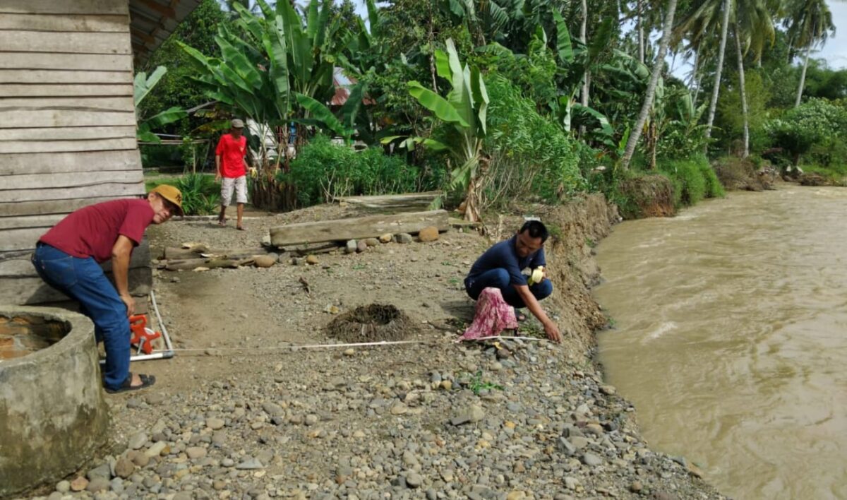 Pengukuran jarak rumah warga ke aliran sungai way awi di Dusun Penengahan 1, Pekon Negara Batin, Kota Agung Barat, Tanggamus, Minggu 13 April 2025 | Herdi/Media Prioritastv.com.